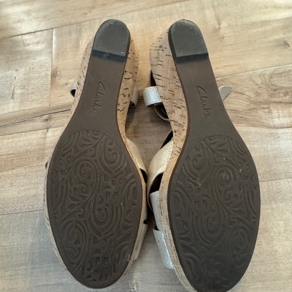 Clark’s Shoes Women’s 9.5 Leather Cork Wedge Sandals Shimmer Gold Artisan Comfy - Picture 5 of 6